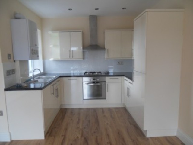  Image of 3 bedroom Flat to rent in Rabbits Road London E12 at Rabbits Rd Manor Park London, E12 5HZ