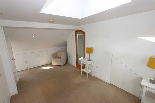  Image of 3 bedroom Flat to rent in Radcliffe Road London N21 at Radcliffe Road Winchmore Hilll Winchmore Hilll, N21 2SD