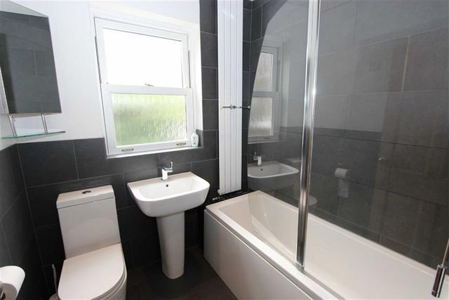  Image of 3 bedroom Flat to rent in Radcliffe Road London N21 at Radcliffe Road Winchmore Hilll Winchmore Hilll, N21 2SD