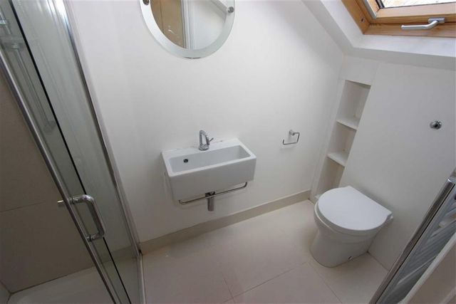  Image of 3 bedroom Flat to rent in Radcliffe Road London N21 at Radcliffe Road Winchmore Hilll Winchmore Hilll, N21 2SD
