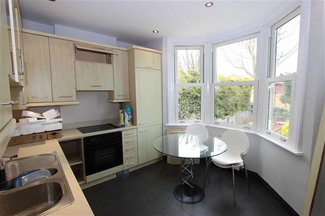  Image of 3 bedroom Flat to rent in Radcliffe Road London N21 at Radcliffe Road Winchmore Hilll Winchmore Hilll, N21 2SD