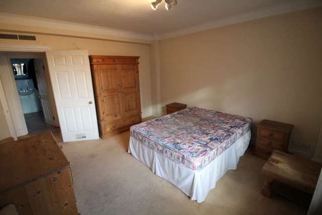  Image of 2 bedroom Apartment to rent in Redcliffe Close Old Brompton Road London SW5 at Redcliffe Close Earls Court London, SW5 9HX