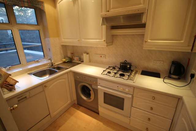  Image of 2 bedroom Apartment to rent in Redcliffe Close Old Brompton Road London SW5 at Redcliffe Close Earls Court London, SW5 9HX