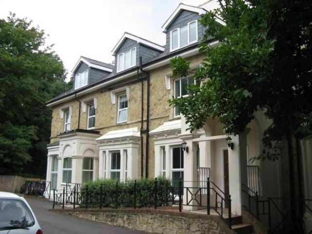  Image of 2 bedroom Flat to rent in Nutfield Road Redhill RH1 at Redhill, RH1 4ED