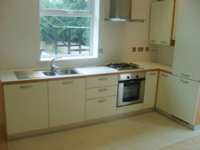  Image of 2 bedroom Flat to rent in Nutfield Road Redhill RH1 at Redhill, RH1 4ED