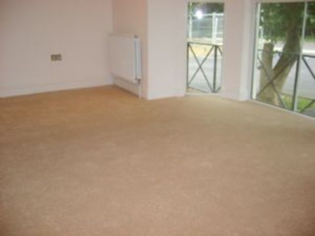  Image of 2 bedroom Flat to rent in Nutfield Road Redhill RH1 at Redhill, RH1 4ED