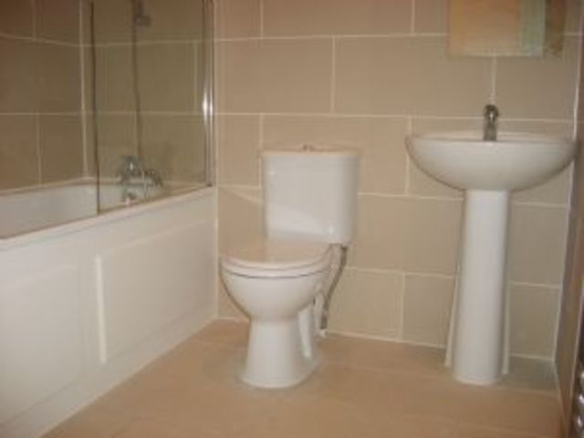  Image of 2 bedroom Flat to rent in Nutfield Road Redhill RH1 at Redhill, RH1 4ED