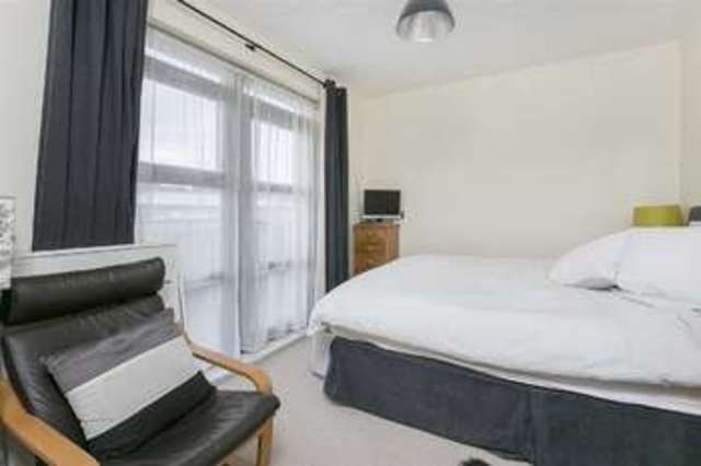  Image of 2 bedroom Apartment to rent in Scott Avenue London SW15 at East Putney, SW15 3PB