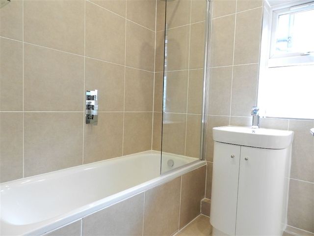  Image of 2 bedroom Property to rent in Robertson Street London SW8 at Robertson Street London London, SW8 3TX