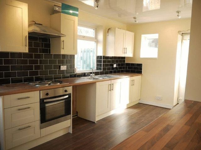 Image of 3 bedroom Semi-Detached house to rent in Rowlestone Rise Greengates Bradford BD10 at Rowlestone Rise Greengates Bradford, BD10 0DS