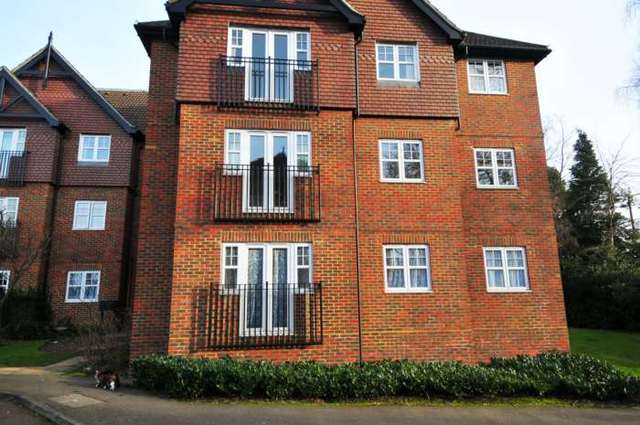  Image of 2 bedroom Apartment to rent in Newbury Road Crawley RH10 at Sandown Court, Newbury Road Worth Crawley, RH10 7SN