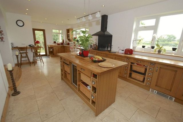  Image of 4 bedroom Detached house for sale in Shapwick Road Westhay Glastonbury BA6 at Shapwick Road Westhay Glastonbury, BA6 9TT
