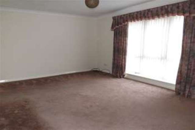  Image of 3 bedroom Flat to rent in Somerset Court Blackpool FY1 at Blackpool, FY1 5QQ