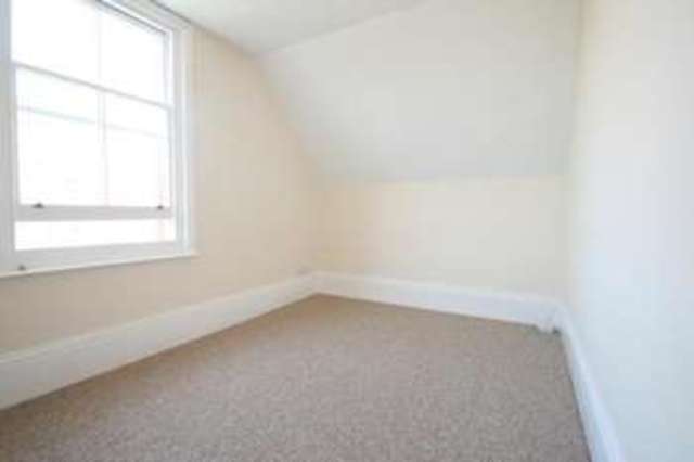  Image of 1 bedroom Apartment to rent in South Terrace Littlehampton BN17 at Littlehampton Littlehampton, BN17 5LJ