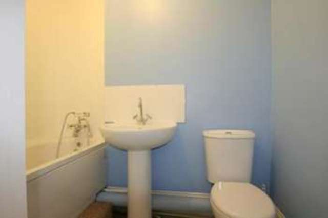  Image of 1 bedroom Apartment to rent in South Terrace Littlehampton BN17 at Littlehampton Littlehampton, BN17 5LJ
