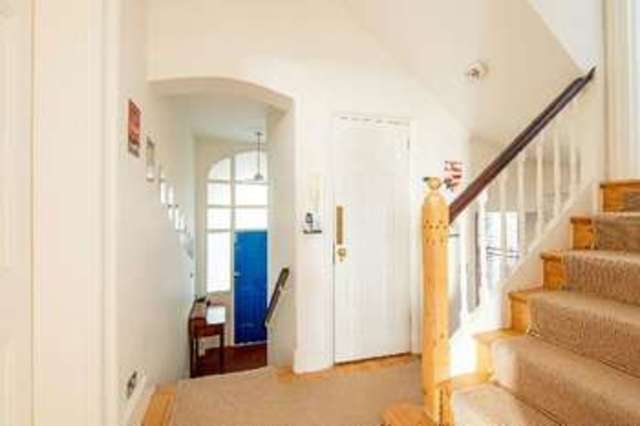  Image of 1 bedroom Flat for sale in Southwood Lane London N6 at Southwood Lane  Highgate, N6 5DY