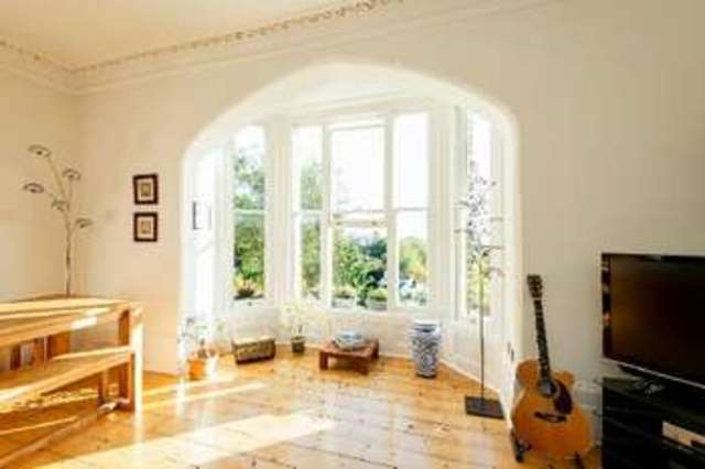  Image of 1 bedroom Flat for sale in Southwood Lane London N6 at Southwood Lane  Highgate, N6 5DY