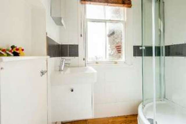  Image of 1 bedroom Flat for sale in Southwood Lane London N6 at Southwood Lane  Highgate, N6 5DY