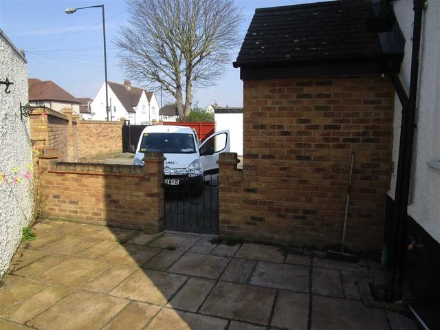  Image of 3 bedroom Property for sale in St. Andrews Way Slough SL1 at St Andrews Way Cippenham Cippenham, SL1 5NL