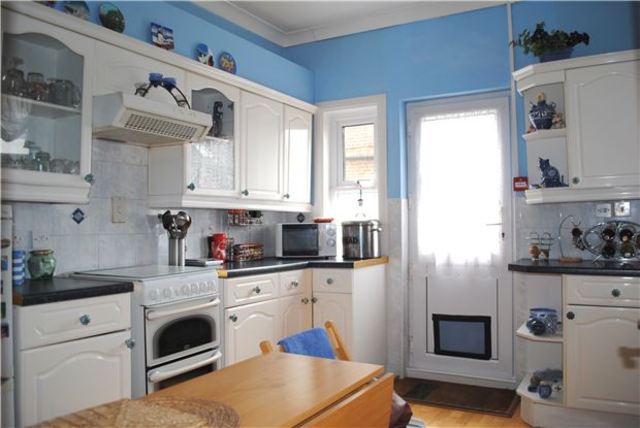  Image of 2 bedroom Flat for sale in St. Leonards Road Bexhill-on-Sea TN40 at East Sussex, TN40 1HN