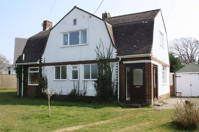  Image of 4 bedroom Detached house to rent in Stony Lane Burton Christchurch BH23 at Stony Lane Burton Christchurch, BH23 7LE