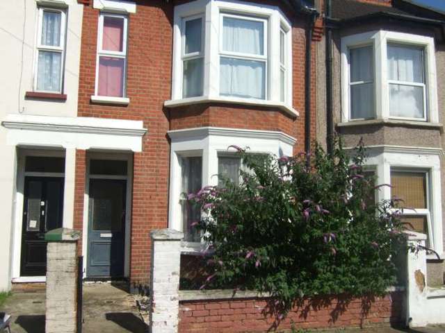  Image of 1 bedroom Flat for sale in Stromness Road Southend-on-Sea SS2 at Stromness Road  Southend On Sea, SS2 4JQ