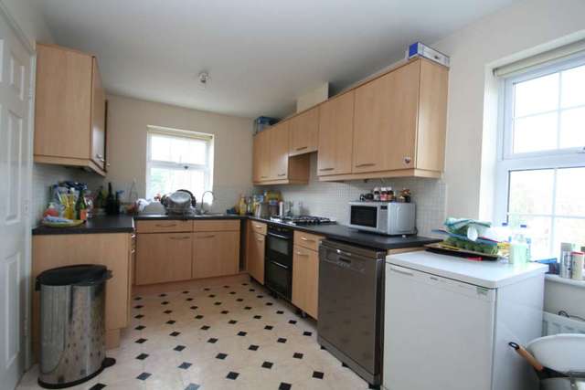  Image of 4 bedroom Terraced house to rent in Sweet Green Close Headington Oxford OX3 at Sweet Green Close Headington Oxford, OX3 8FR