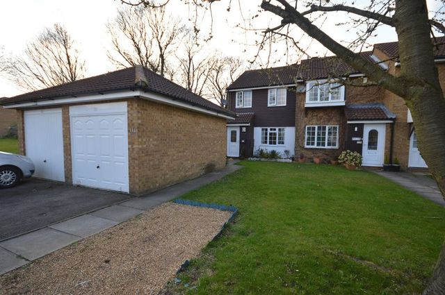  Image of 3 bedroom Detached house for sale in Tennyson Avenue Houghton Regis Dunstable LU5 at Tennyson Avenue  Houghton Regis, LU5 5UG