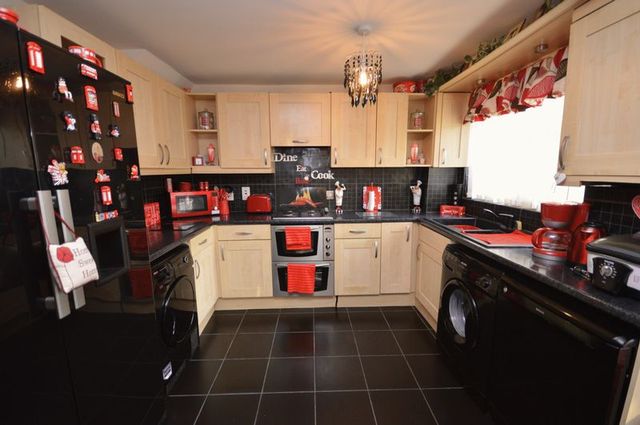  Image of 3 bedroom Detached house for sale in Tennyson Avenue Houghton Regis Dunstable LU5 at Tennyson Avenue  Houghton Regis, LU5 5UG