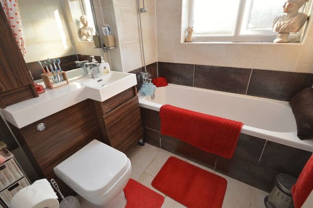 Image of 3 bedroom Detached house for sale in Tennyson Avenue Houghton Regis Dunstable LU5 at Tennyson Avenue  Houghton Regis, LU5 5UG