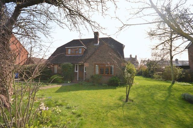  Image of 4 bedroom Detached house for sale in Croft Road Thame OX9 at Croft Road  Thame, OX9 3JF