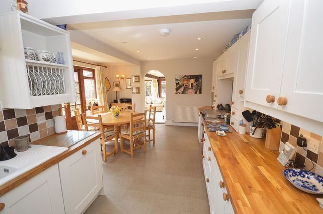  Image of 4 bedroom Detached house for sale in Croft Road Thame OX9 at Croft Road  Thame, OX9 3JF