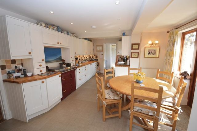 Image of 4 bedroom Detached house for sale in Croft Road Thame OX9 at Croft Road  Thame, OX9 3JF