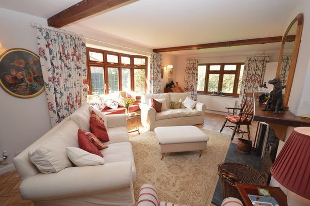  Image of 4 bedroom Detached house for sale in Croft Road Thame OX9 at Croft Road  Thame, OX9 3JF