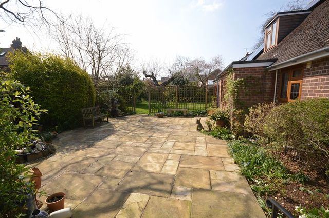  Image of 4 bedroom Detached house for sale in Croft Road Thame OX9 at Croft Road  Thame, OX9 3JF