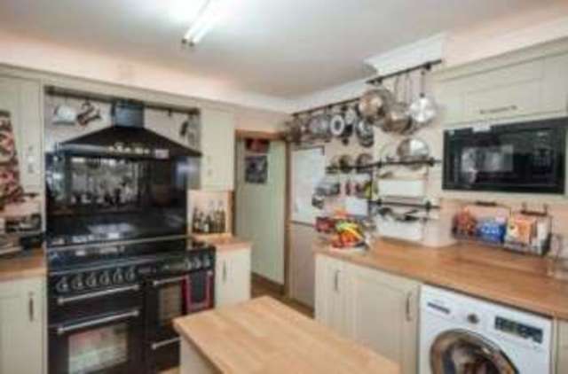  Image of 3 bedroom Bungalow for sale in The Crescent Horley RH6 at Horley Gatwick Horley, RH6 7NX