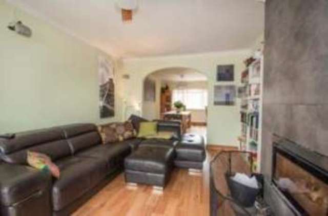  Image of 3 bedroom Bungalow for sale in The Crescent Horley RH6 at Horley Gatwick Horley, RH6 7NX