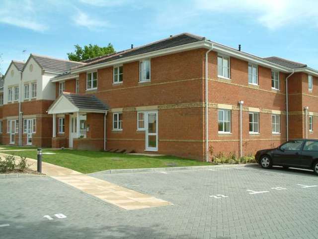  Image of 2 bedroom Apartment to rent in Tinsley Lane Crawley RH10 at Copthorne Court Tinsley Lane Three Bridges Crawley, RH10 8AQ