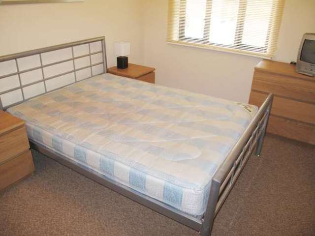  Image of 2 bedroom Apartment to rent in Tinsley Lane Crawley RH10 at Copthorne Court Tinsley Lane Three Bridges Crawley, RH10 8AQ