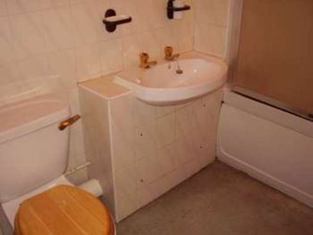  Image of 2 bedroom Flat to rent in Latymer Court Northampton NN1 at 8 Northampton Northampton, NN1 3NE