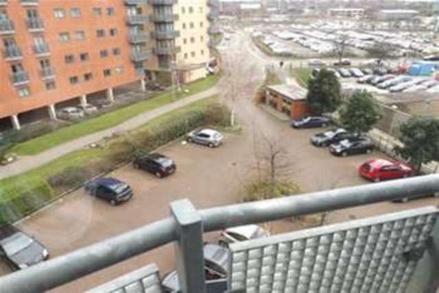  Image of 2 bedroom Flat to rent in City Walk Leeds LS11 at Leeds, LS11 9BE