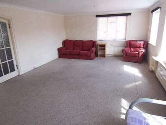  Image of 3 bedroom Maisonette to rent in Victoria Road Ferndown BH22 at Ferndown, BH22 9HU