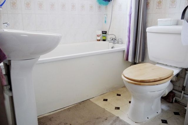  Image of 3 bedroom Semi-Detached house for sale in Warren Avenue Shirley Southampton SO16 at Warren Avenue  Southampton, SO16 6AA