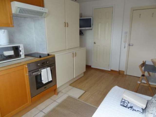  Image of Flat to rent in West Cromwell Road London SW5 at West Cromwell Road West Brompton London, SW5 9QL