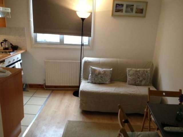 Image of Flat to rent in Penywern Road London SW5 at West Cromwell Road  London, SW5 9SX