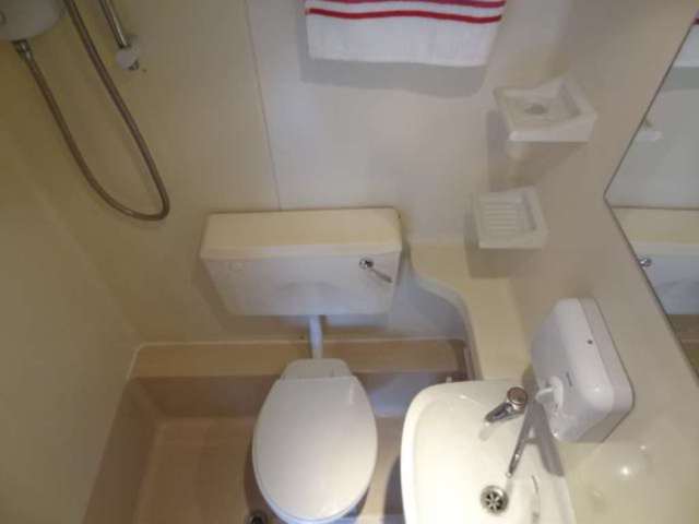  Image of Flat to rent in Penywern Road London SW5 at West Cromwell Road  London, SW5 9SX