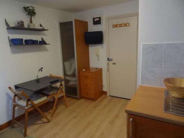  Image of Flat to rent in Penywern Road London SW5 at West Cromwell Road  London, SW5 9SX