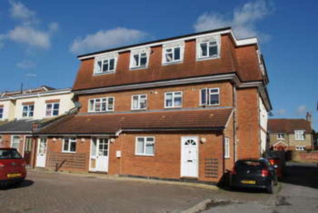 Image of 2 bedroom Flat for sale in Walton Road West Molesey KT8 at Walton Road  East Molesey, KT8 2HT