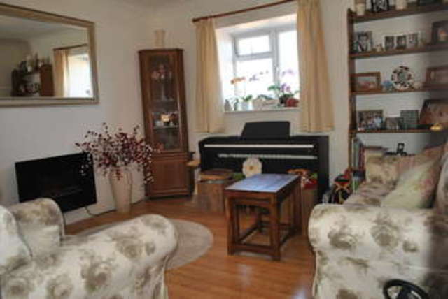  Image of 2 bedroom Flat for sale in Walton Road West Molesey KT8 at Walton Road  East Molesey, KT8 2HT