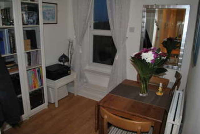  Image of 2 bedroom Flat for sale in Walton Road West Molesey KT8 at Walton Road  East Molesey, KT8 2HT